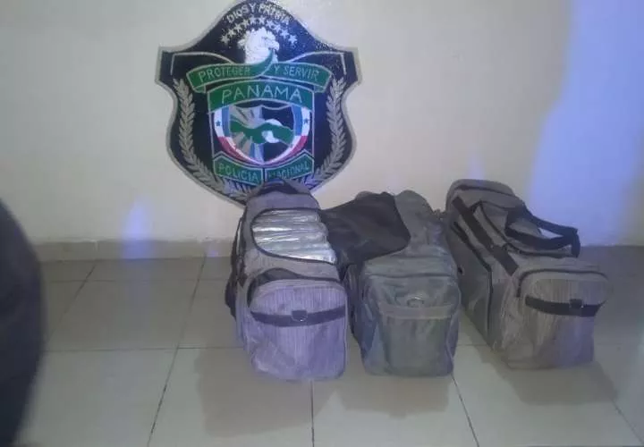 Los paquetes de droga estaban embalados en tres maletines.
