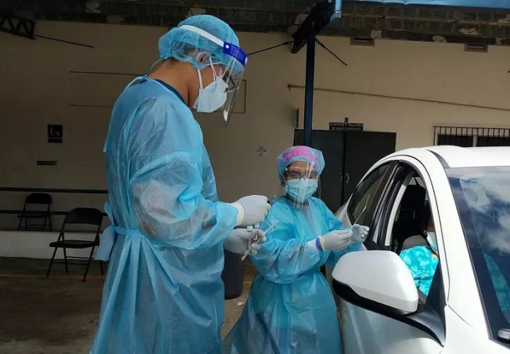 El horario actual de hisopado en la policlínica de Bugaba es de lunes a domingo desde las 7:00 a.m - 1:00 p.m. Se dispone de alrededor de 25 cupos por día.