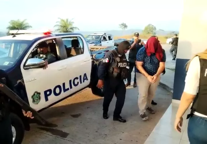  La Policía Nacional fue alertada del delito mediante una llamada telefónica al 104 .