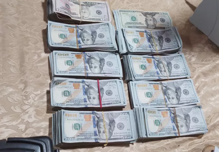 Serían unos 93 mil 800 dólares los que transportaba el hombre en una maleta. 