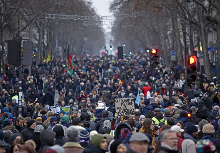 Miles de personas se manifiestan durante una huelga nacional contra la reforma gubernamental del sistema de pensiones en París. EFE