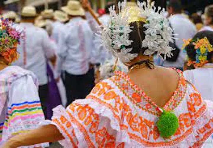 Honor al traje nacional: la pollera.