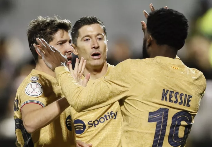 Lewandowski (c) festeja su gol. Foto: EFE