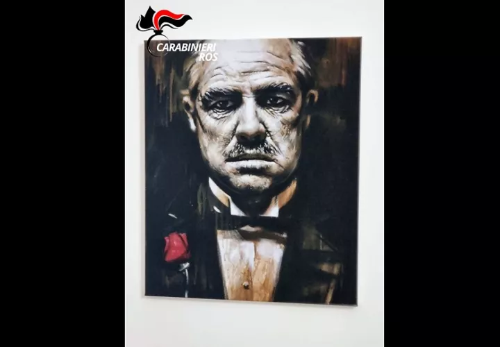 El cartel del actor Marlon Brando en la película 'El Padrino' colgado en una pared dentro del escondite de Matteo Messina Denaro en Campobello di Mazara, Italia. EFE
