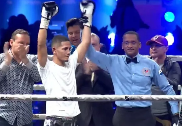 Rafael &#039;El General&#039; Pedroza cuando es decretado ganador de su combate. 