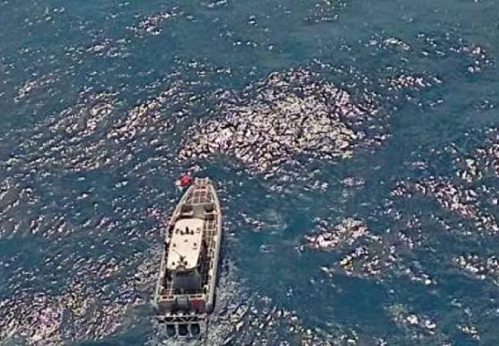 Captura de video del rescate de tripulantes, tras naufragio Sea Voyager II.