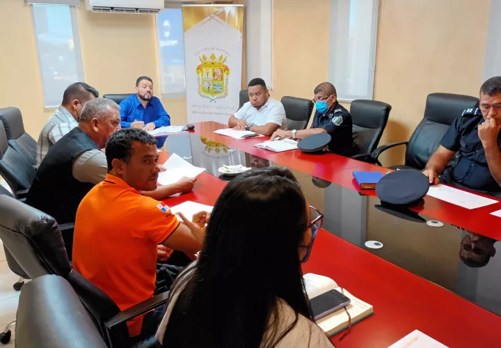 Se reúnen autoridades alcaldicias, Policía Nacional, Minsa y otras para garantizar que la fiesta se desarrolle con todo seguridad y sanamente.