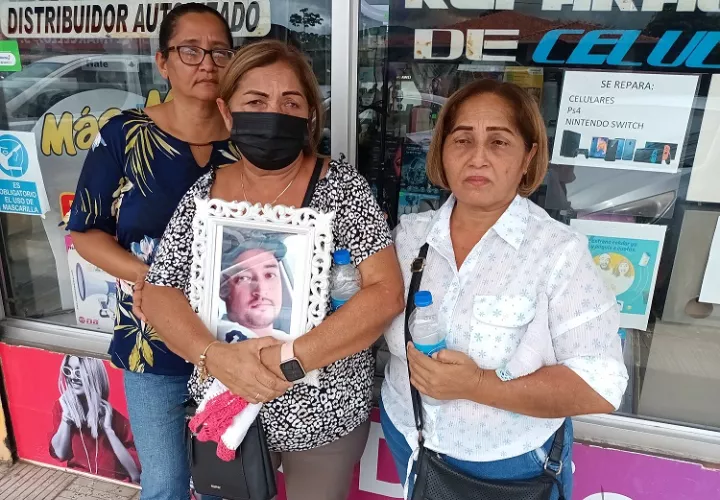 Los familiares de la víctima claman por justicia y piden que los asesinos paguen sus condenas.