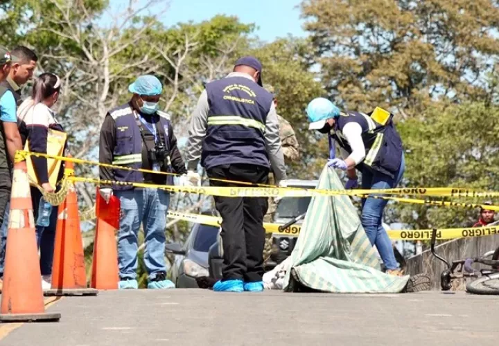 A un lado del cuerpo de la víctima quedó la bicicleta en la que se transportaba. Foto: Mayra Madrid
