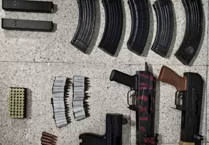 Armas, proveedores y municiones en dos doble fondo de auto.