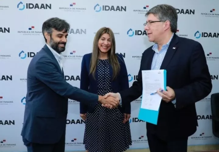 El director del Idaan entrega la orden de proceder a la empresa Sigma Billing.