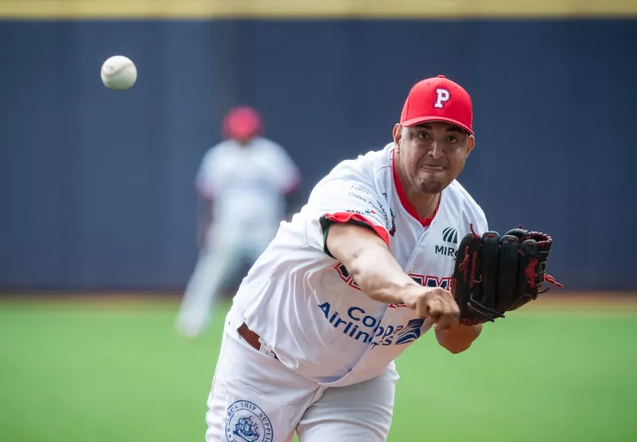 El pícher de Panamá Severino González hace un lanzamiento hoy, /EFE