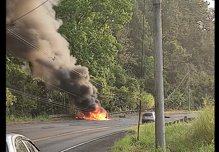 El conductor del auto por fortuna pudo salir rápidamente del auto.
