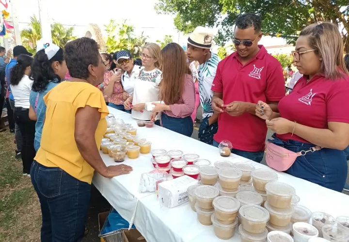 Cada año son más las personas que asisten al festival para degustar lo que el pueblo les ofrece.