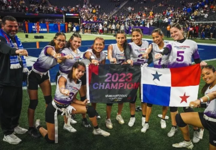 El equipo U-17 de las 507 LFFL Devils, de Panamá, luego de ganar su categoría.