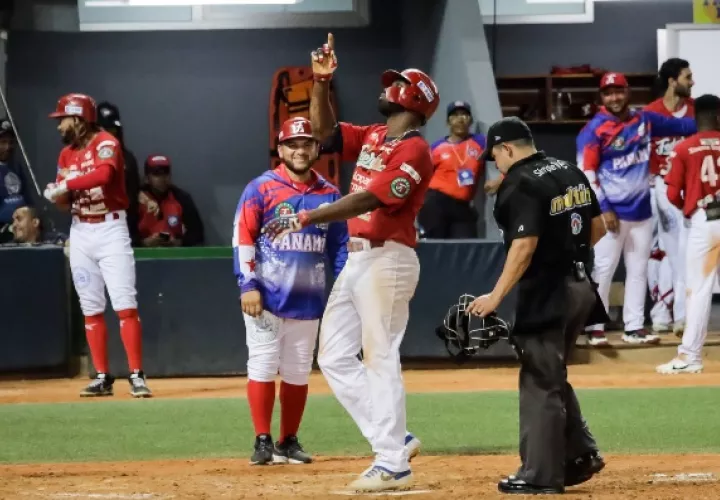 El jardinero Jadhiel Santamaría conectó un jonrón solitario para contribuir al triunfo de los Federales. Foto: Serie del Caribe