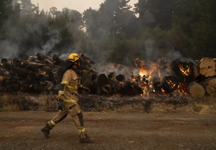  Bomberos trabajan para extinguir un incendio hoy, en Santa Juana, región de Biobío (Chile). EFE
