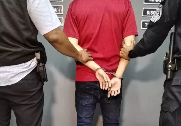 La detención del sujeto en su puesto de trabajo.