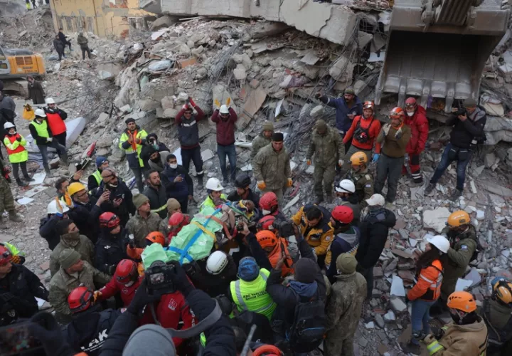 El ejército israelí, United Hatzalah y miembros del equipo de rescate turco sacan a un hombre de los escombros de un edificio derrumbado, en la ciudad de Kahramanmaras, sureste de Turquía. EFE Ilustrativa