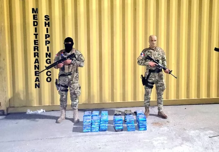 Los paquetes de droga venía dentro de dos bolsas negras camufladas. 