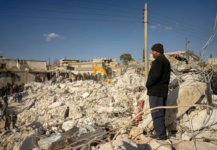 Las excavadoras despejan las carreteras obstruidas por los escombros y las escuelas reabren. EFE