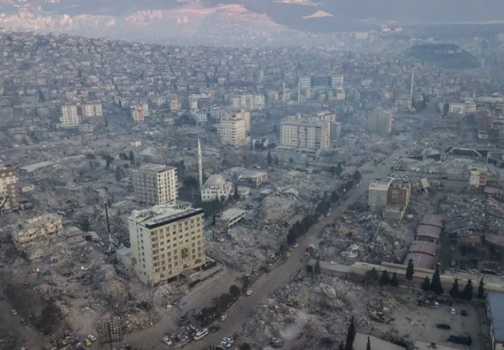 Miles de edificios se derrumbaron en las diez provincias más afectadas por el sismo en Turquía. EFE