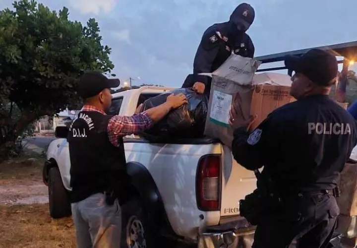 Durante la diligencia judicial el MP decomisó varias cajas y bolsas que contenían documentos de la junta comunal de Los Díaz, los cuales formarán  parte de la investigación.