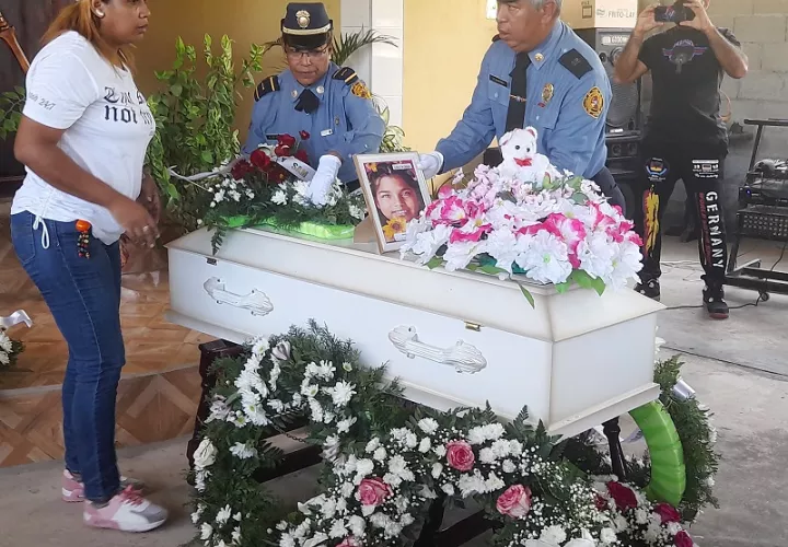 La residencia y la iglesia fue abarrotada por personas cercanas a la familia de Lina.