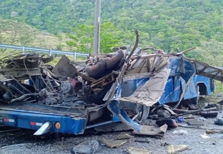 El autobús quedó totalmente destrozado.