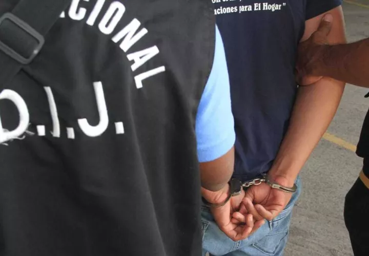 El sospechoso entre las rejas.