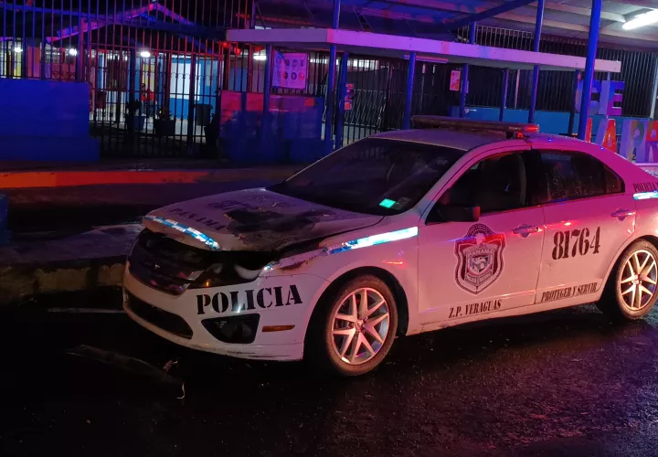 El vehículo policial echaba humo en la parte del motor.