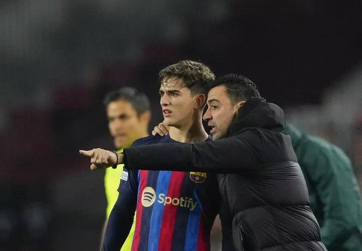El entrenador del Barcelona, Xavi Hernández, da instrucciones a Gavi (i). Foto: EFE