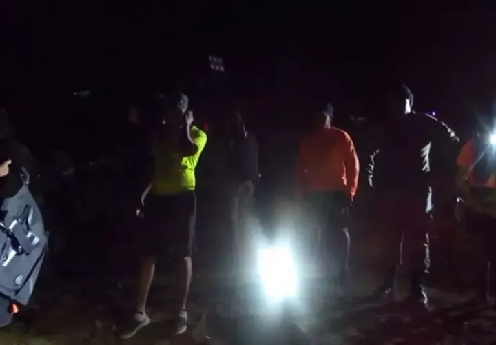 El joven se sumergió en el río y desapareció.