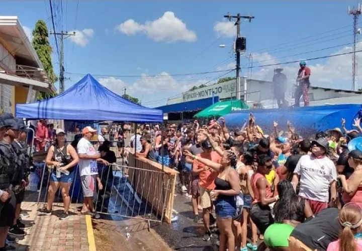 Propios y extraños se reunieron en Montijo para disfrutar los culecos y las comparzas de las reinas.