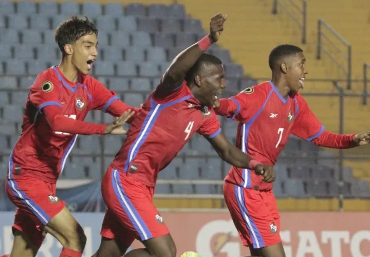 Los jugadores de la Sub-17 festejan la clasificación. /Foto: Fepafut