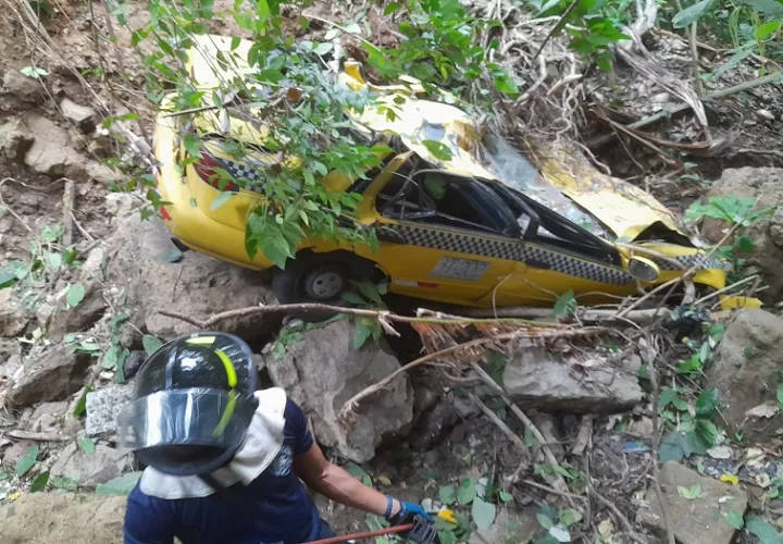 Al parecer, el taxista perdió el control del volante del selectivo a la altura de Loma Iguana y cayó un precipicio. 