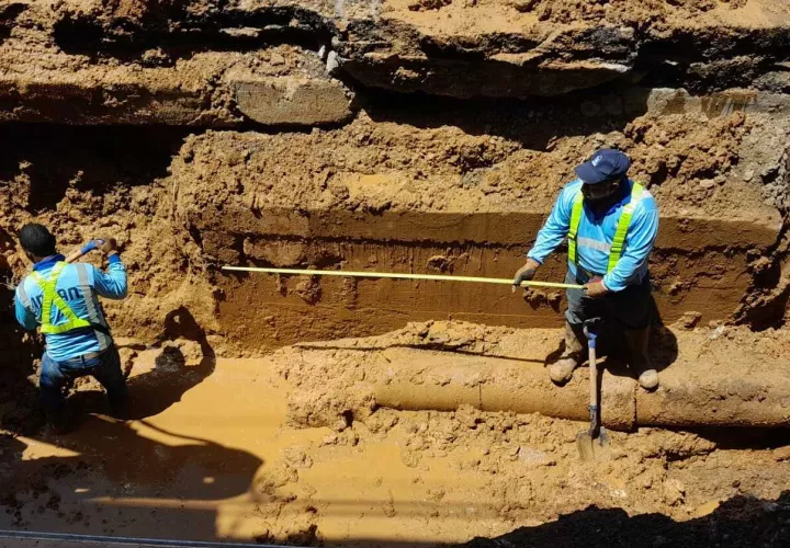 Funcionarios del Idaan trabajan con las uñas para reparar una tubería.
