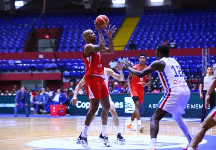 Ernesto Oglivie (izq.) fue uno de los jugadores más destacados de Panamá en el partido. Foto: FIBA Américas