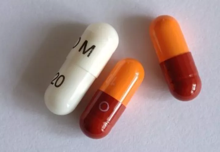 El omeprazol es un fármaco inhibidor de la bomba de protones que actúa en la célula parietal gástrica. 