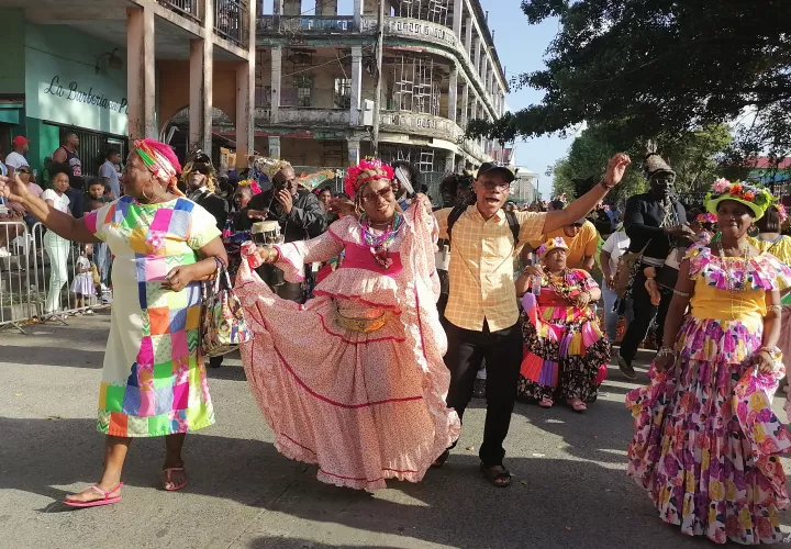 Engalanadas con la pollera congo.