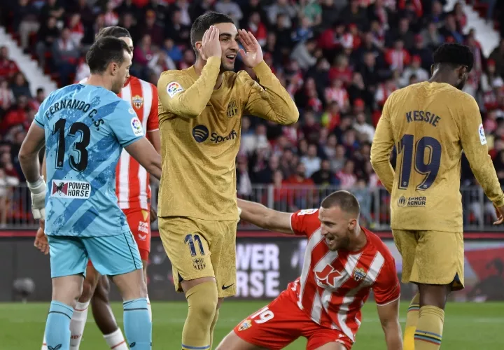 El delantero del FC Barcelona, Ferrán Torres (c), lamenta fallar una ocasión durante el encuentro ante el UD Almería. Foto: EFE