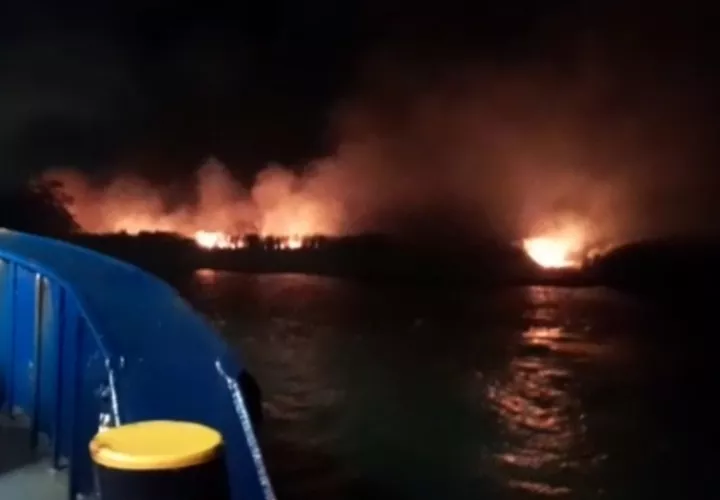 Los bomberos y personal de la ACP trabajaron en las labores de extinción.