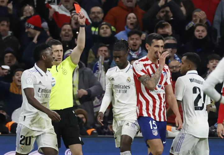 El árbitro César Soto saca tarjeta roja a Savic en un Real Madrid-Atlético de Madrid. EFE/ Juanjo Martin