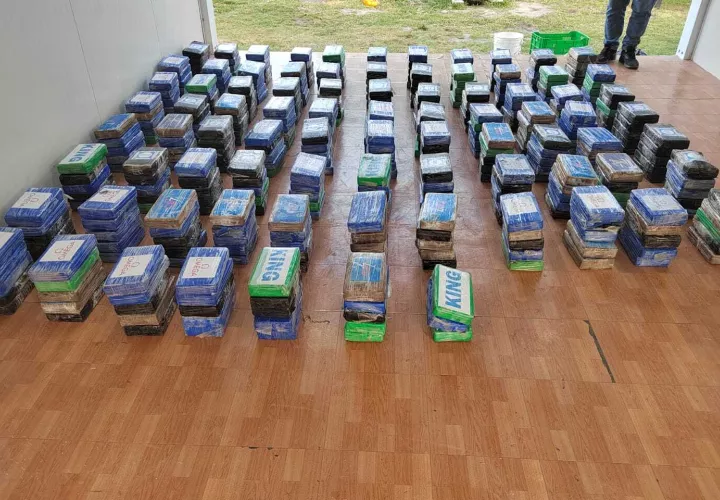 Unos 419 paquetes de droga en lancha rápida en playa Ensenada, San Carlos.