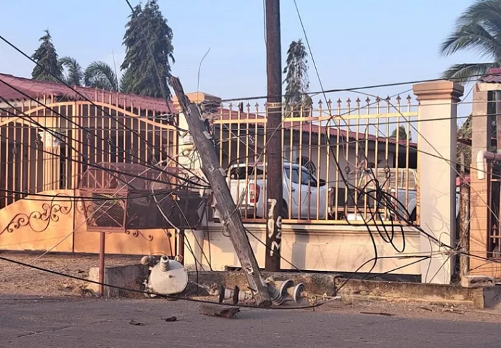 Producto del impacto, el poste terminó en dos pedazos. Foto: Diógenes Santamaría
