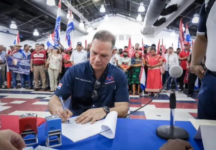 La Comisión Nacional de Elecciones del PRD recibió la postulación a la Presidencia de la República en las primarias del colectivo de Pedro Miguel González.