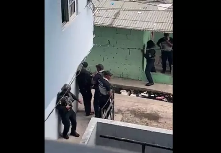 En uno de los videos que circulan en redes sociales se puede apreciar que al menos un sospechoso fue retenido.