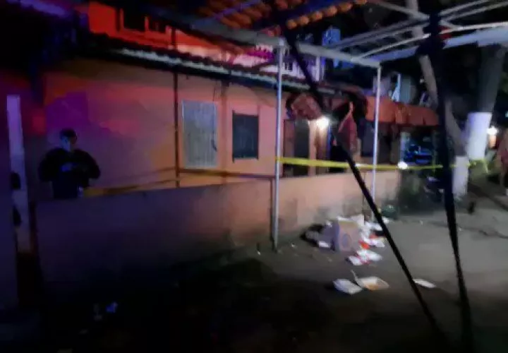 Escena del incendio en calle P San Miguel, Calidonia.