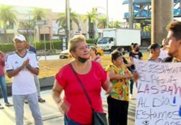 Protesta de la comunidad de Villa Esperanza, San Miguelito, por falta de agua.