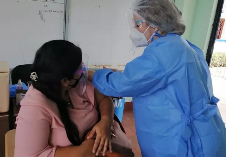 Colocación de la vacuna contra Covid-19.